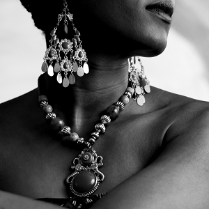 femme bijoux noir et bl