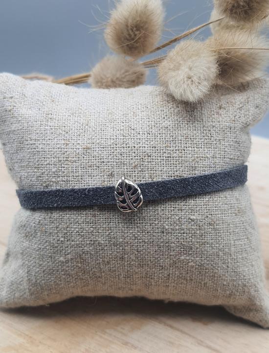 Bracelet cuir façon daim gris Anthracite et poussoir feuille
