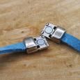 Bracelet cuir façon daim bleu turquoise et poussoir rectangle