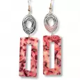 Boucles d’oreilles pendantes avec motif ovale métallique ajouré et pendentif rectangulaire en résine rose marbrée.