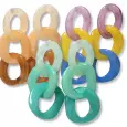 Boucles d’oreilles pendantes en anneaux d’acrylique multicolores, style pop et fun.