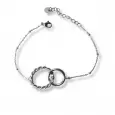 Bracelet fin en acier inoxydable argenté avec deux anneaux entrelacés – bijou minimaliste symbole de lien et d’union