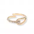 Vue latérale de la bague dorée ouverte avec détails texturés et strass sur fond blanc