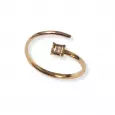 Bague fine dorée ajustable avec petit zircon carré – bijou discret et élégant pour femme en acier inoxydable