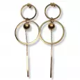 Boucles d’oreilles pendantes dorées en acier inoxydable, composées de deux cercles texturés, d’une perle suspendue et d’une chaîne terminée par une barre fine.
