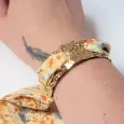 bracelet doré martelé et tissu fleuri noué au poignet