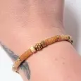 Bracelet pêche porté au poignet – bijou doré doux et féminin