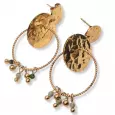 Boucles d’oreilles dorées martelées en forme de cercle torsadé, ornées de petites perles dorées et vertes.