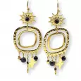 Boucles d’oreilles dorées pendantes avec soleil central, anneaux martelés, perles noires et breloques étoile, style bohème chic.