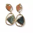 Boucles d’oreilles dorées asymétriques avec pierres effet marbre vert et pêche – design artistique moderne et élégant