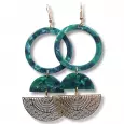 Boucles d’oreilles pendantes avec anneaux effet marbré vert et bleu, demi-lunes en acétate et éventails dorés ajourés au motif floral.