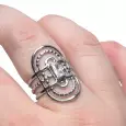 Bague femme style rétro portée sur doigt, design ovale et ajouré