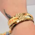 bijou doré et ruban floral porté par une femme