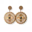 Boucles d’oreilles dorées en acier inoxydable, motif floral ajouré avec pierre verte centrale – bijou raffiné bohème chic