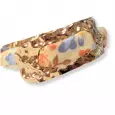 zoom sur le bracelet en acier doré martelé et tissu liberty