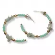 Boucles d’oreilles créoles vert d’eau en perles facettées et pierres chips, finition dorée élégante.