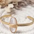 Bracelet jonc doré avec nacre véritable, vu de face