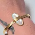 Bracelet nacre porté au poignet, bijou chic et lumineux