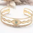Bracelet manchette doré en acier inoxydable avec cabochon vert, vue de face sur fond blanc, bijou femme chic.