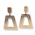 Boucles d’oreilles dorées géométriques ajourées, motif grec, forme trapèze moderne et graphique.