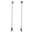Boucles d’oreilles longues en acier inoxydable argenté, ornées d’une fine chaîne terminée par un pendentif plume délicat.
