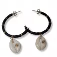 Boucles d’oreilles créoles noires avec perles dorées et pendentifs coquillage cauri blanc, esprit bohème chic.