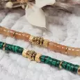 Zoom sur les perles vertes et pêche avec détails dorés texturés – bracelet bohème