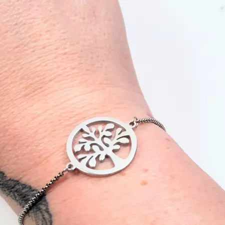 bracelet arbre de vie porté au poignet, acier inoxydable argenté sur peau claire