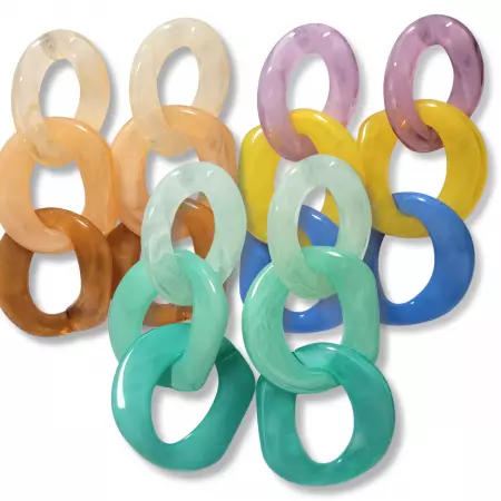 Boucles d’oreilles pendantes en anneaux d’acrylique multicolores, style pop et fun.