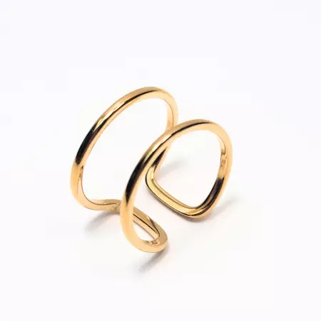 Vue studio de la bague double ouverte dorée sur fond blanc
