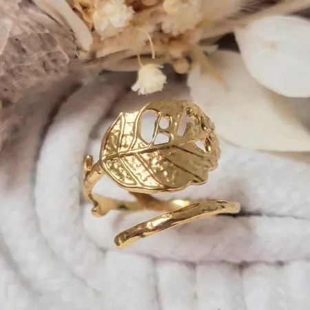 bague feuille dorée ajustable en gros plan sur fond naturel