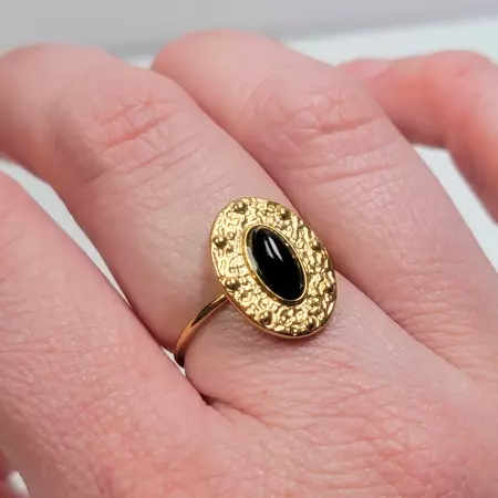 Bague dorée ajustable portée sur la main – bijou femme élégant