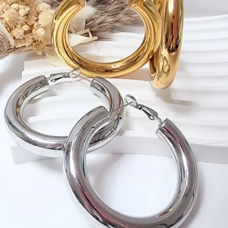 Boucles d’oreilles créoles épaisses en acier inoxydable, disponibles en finition dorée et argentée, diamètre 5 cm, largeur 0,5 cm, bijou tendance et moderne pour femme.