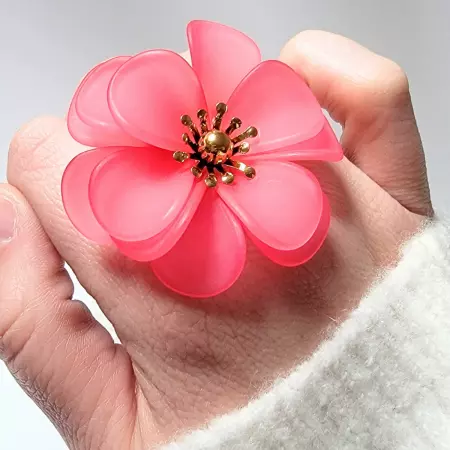 Bague fleur XXL ajustable en acier inoxydable doré avec une grande fleur en résine translucide de 4 cm, bijou fantaisie élégant et coloré.