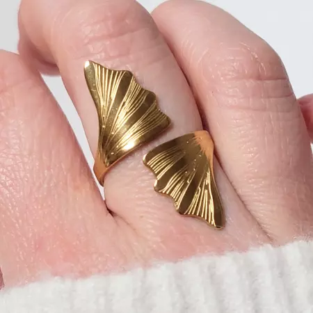 bague feuille ginkgo dorée portée sur doigt femme