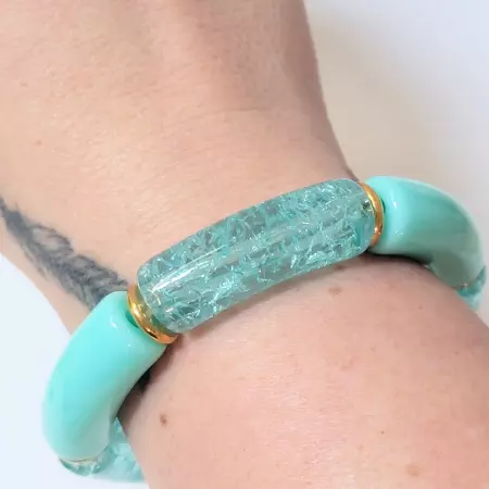 Bracelet turquoise et résine effet craquelé porté – accessoire résine femme