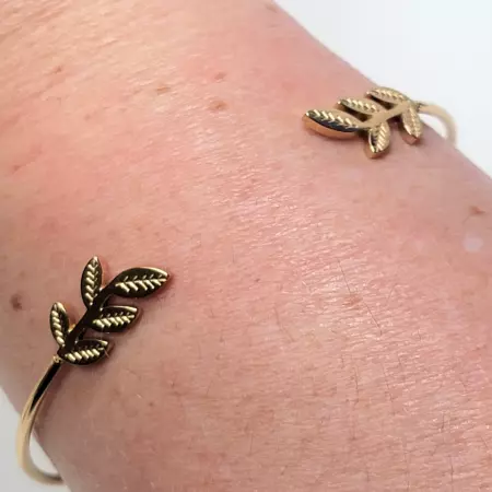 bracelet jonc doré feuilles d’olivier porté au poignet