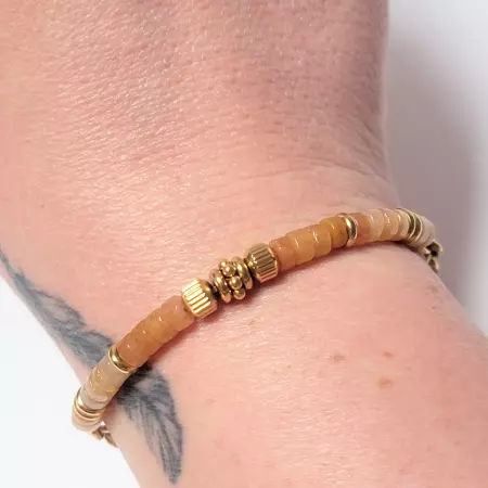 Bracelet pêche porté au poignet – bijou doré doux et féminin
