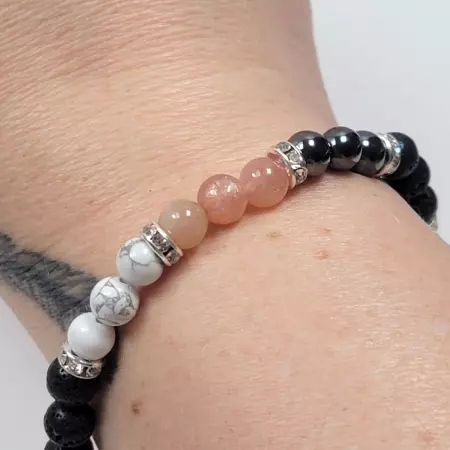 Bracelet porté au poignet, mettant en valeur les perles orangées