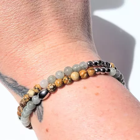Bracelet double rang en pierres naturelles porté au poignet, en lumière directe.