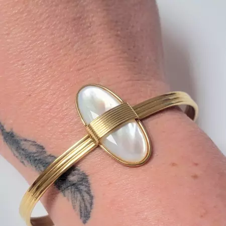 Bracelet nacre porté au poignet, bijou chic et lumineux