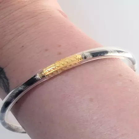 Bracelet jonc bouddhiste transparent porté au poignet, bijou porte-bonheur pour femme