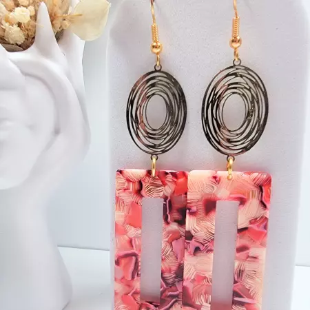 Boucles d'oreilles pendantes en acier inoxydable doré et acétate marbré rose, sur support en velours clair