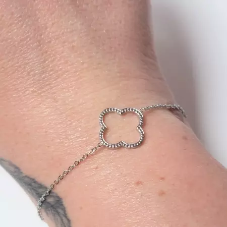 Bracelet trèfle argenté porté au poignet – bijou fin et discret