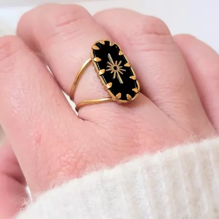 Bague étoile portée au doigt, bijou doré ajustable au design céleste
