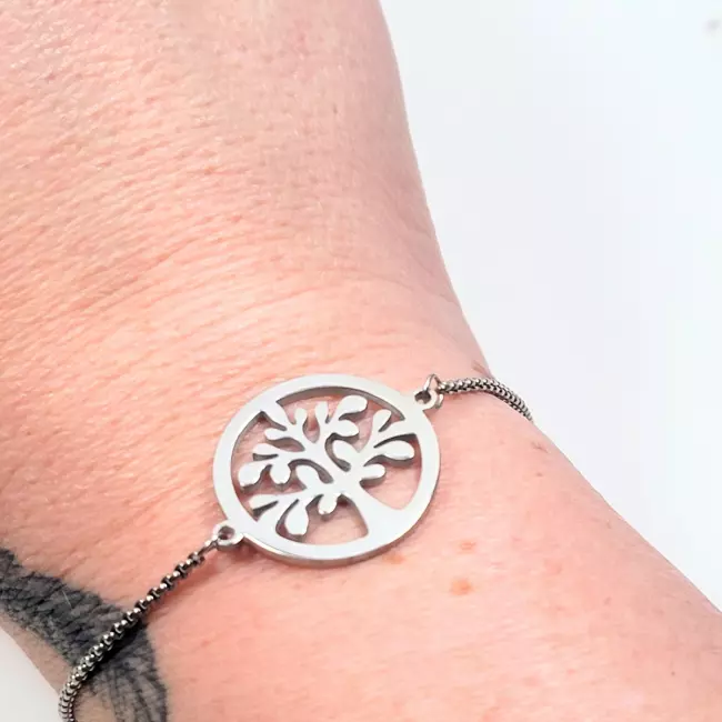 bracelet arbre de vie porté au poignet, acier inoxydable argenté sur peau claire