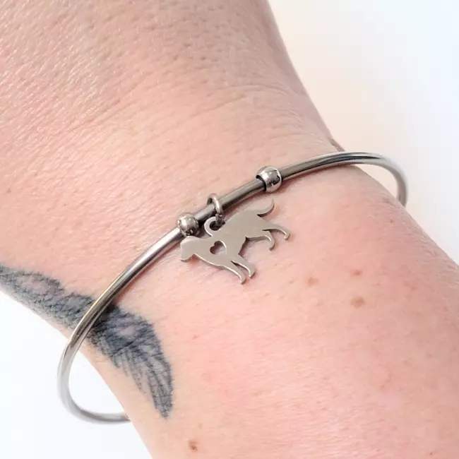 Bracelet porté au poignet, montrant le pendentif chien avec cœur gravé