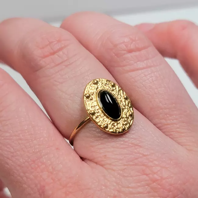 Bague dorée ajustable portée sur la main – bijou femme élégant