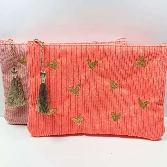 Trousse corail et rose en velours côtelé avec cœurs dorés brodés et pompon doré, vue de face