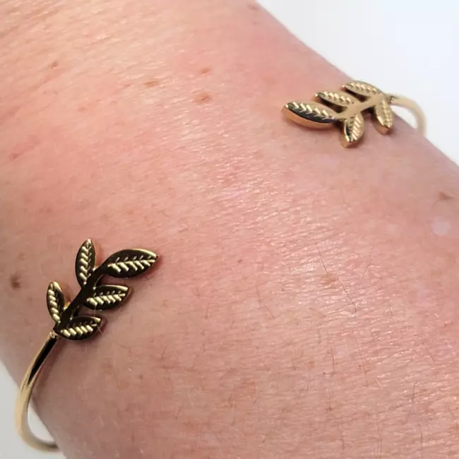bracelet jonc doré feuilles d’olivier porté au poignet